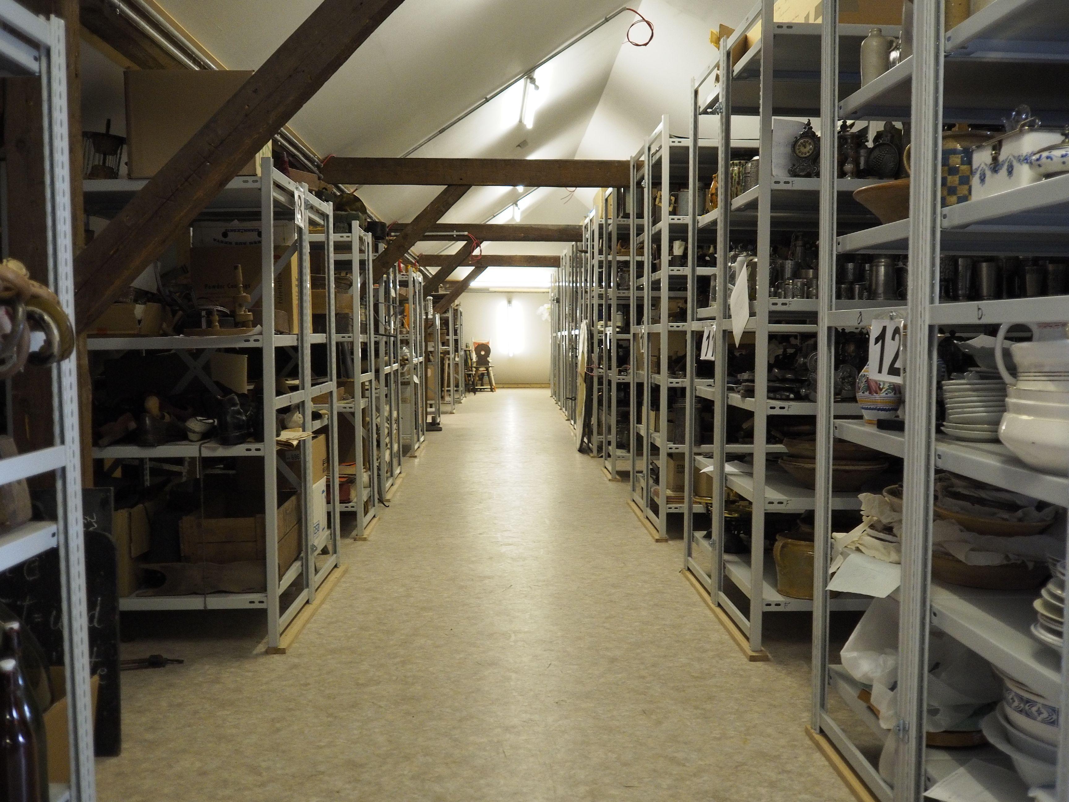 Das Depot des Treuchtlinger Volkskundemuseums beherbergt an die 25.000 Ausstellungsgegenstände von Alltagsdingen aus der Region. Wir haben einen Blick hinein geworfen. Bis Juni 2019 wurde das Depot fleißig umgebaut.