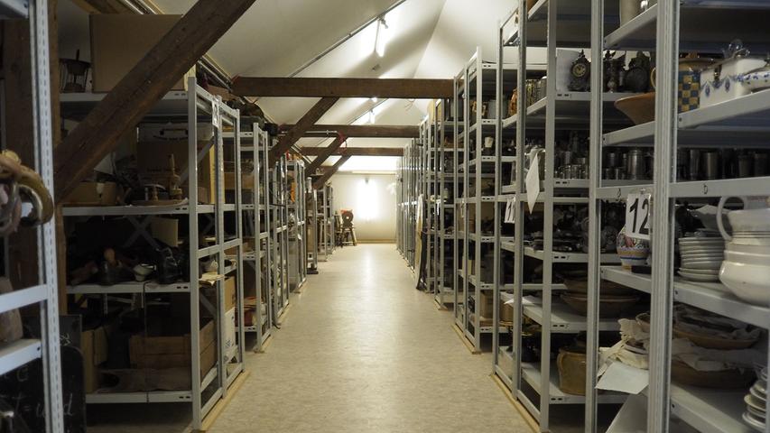Das Depot des Treuchtlinger Volkskundemuseums beherbergt an die 25.000 Ausstellungsgegenstände von Alltagsdingen aus der Region. Wir haben einen Blick hinein geworfen. Bis Juni 2019 wurde das Depot fleißig umgebaut.