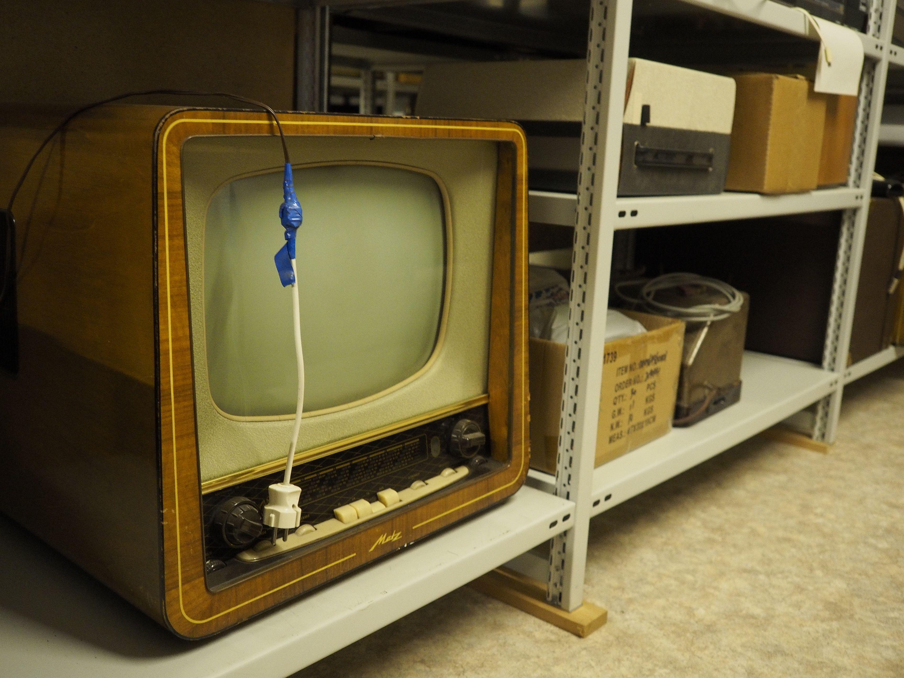 Das Depot des Treuchtlinger Volkskundemuseums beherbergt an die 25.000 Ausstellungsgegenstände von Alltagsdingen aus der Region. Wir haben einen Blick hinein geworfen - hier ein historischer Fernseher.