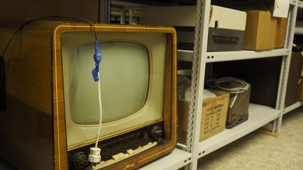 Das Depot des Treuchtlinger Volkskundemuseums beherbergt an die 25.000 Ausstellungsgegenstände von Alltagsdingen aus der Region. Wir haben einen Blick hinein geworfen - hier ein historischer Fernseher.
