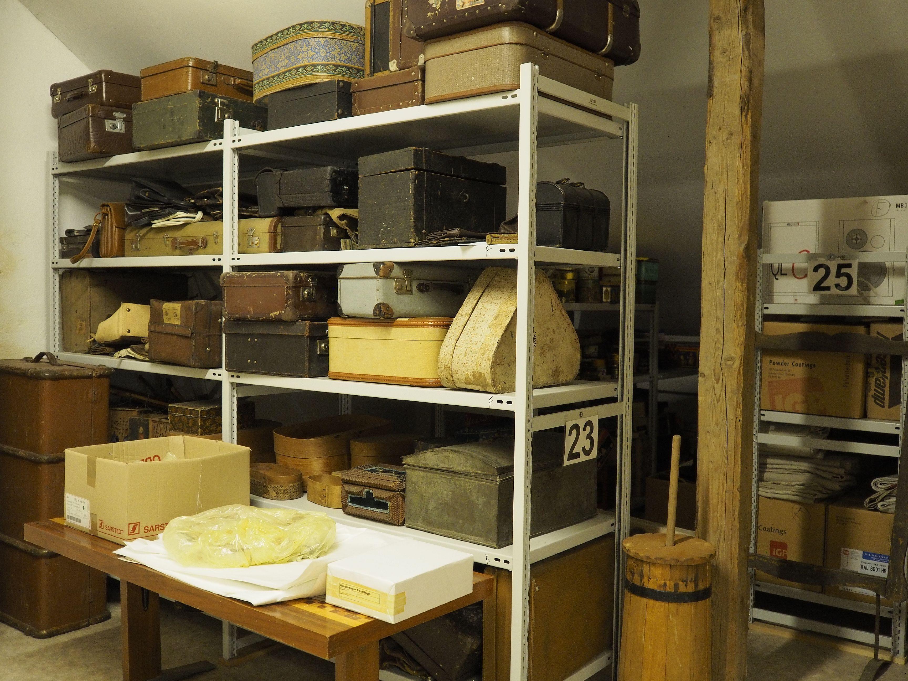 Das Depot des Treuchtlinger Volkskundemuseums beherbergt an die 25.000 Ausstellungsgegenstände von Alltagsdingen aus der Region. Wir haben einen Blick hinein geworfen - hier alte Koffer und Reisetaschen.