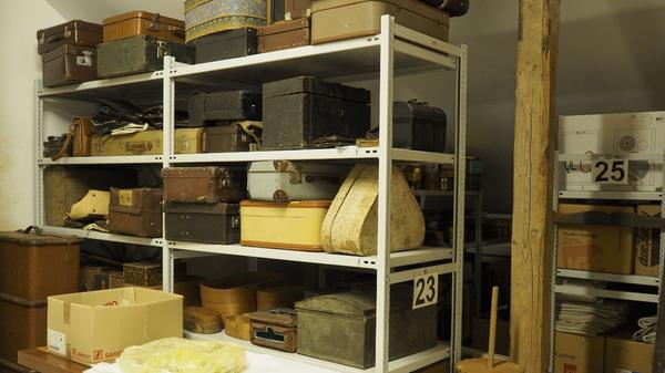 Das Depot des Treuchtlinger Volkskundemuseums beherbergt an die 25.000 Ausstellungsgegenstände von Alltagsdingen aus der Region. Wir haben einen Blick hinein geworfen - hier alte Koffer und Reisetaschen.