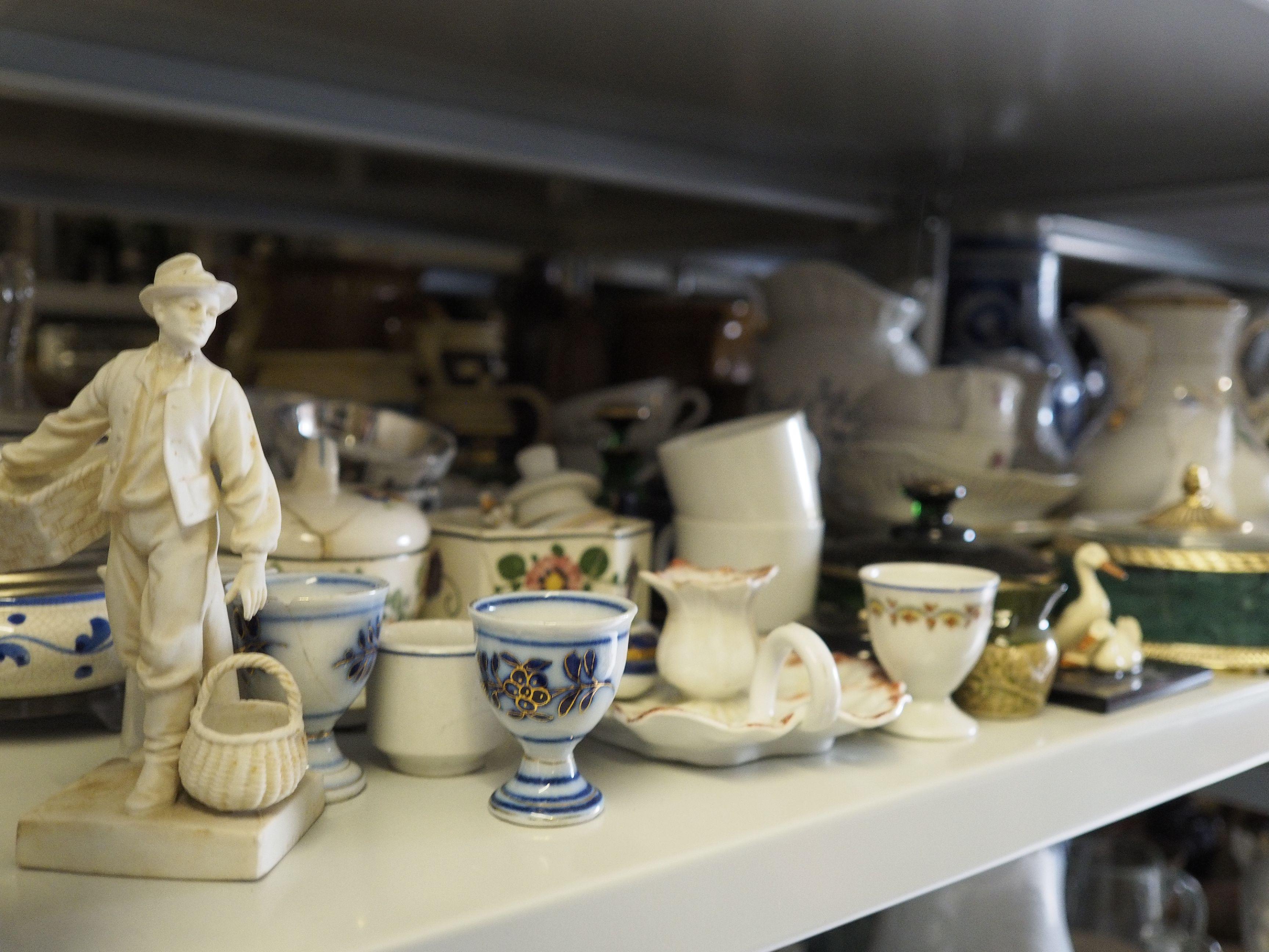 Das Depot des Treuchtlinger Volkskundemuseums beherbergt an die 25.000 Ausstellungsgegenstände von Alltagsdingen aus der Region. Wir haben einen Blick hinein geworfen - hier Eierbecher und Porzellan.