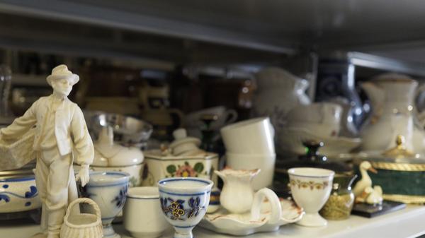Das Depot des Treuchtlinger Volkskundemuseums beherbergt an die 25.000 Ausstellungsgegenstände von Alltagsdingen aus der Region. Wir haben einen Blick hinein geworfen - hier Eierbecher und Porzellan.