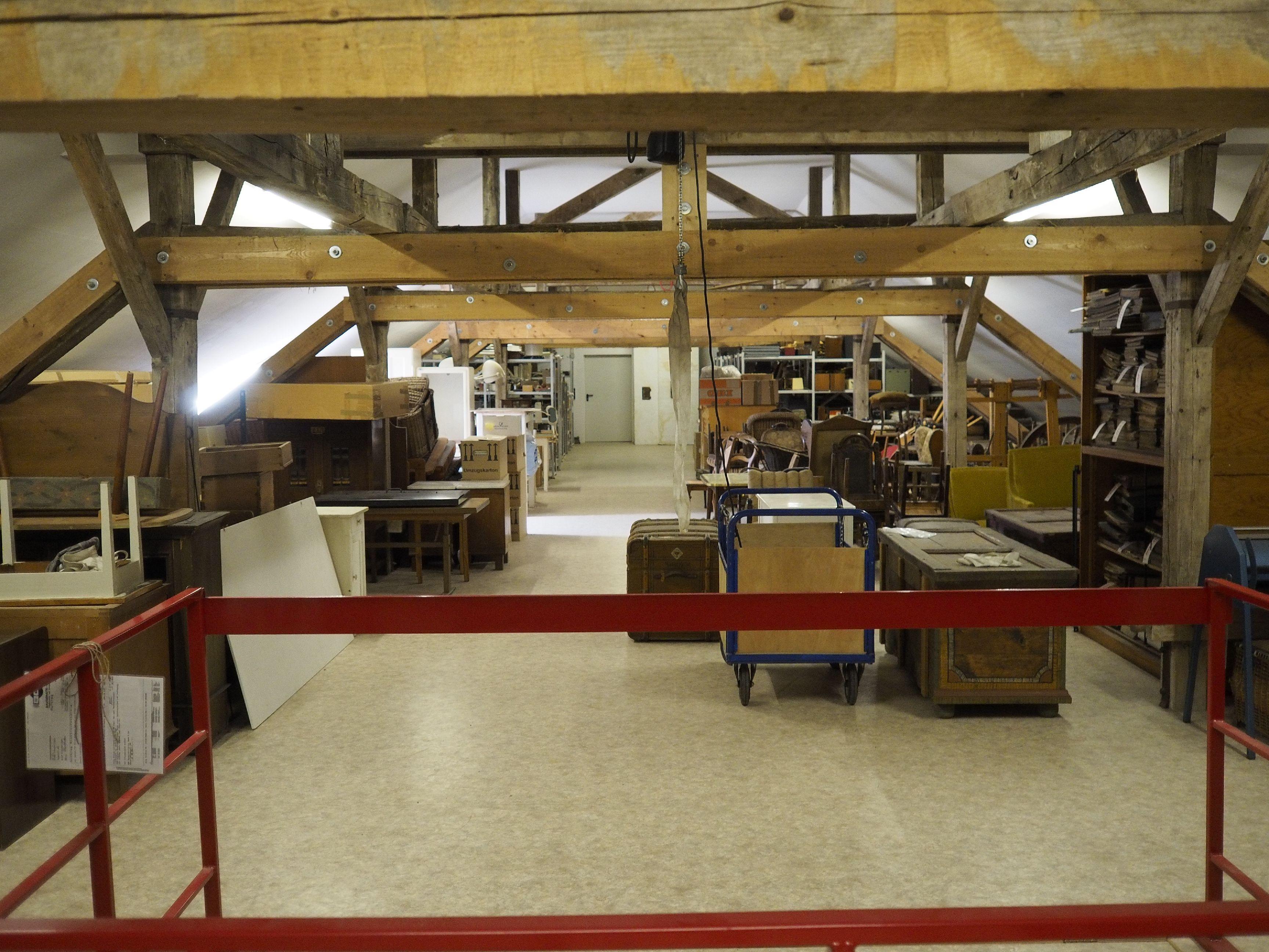 Das Depot des Treuchtlinger Volkskundemuseums beherbergt an die 25.000 Ausstellungsgegenstände von Alltagsdingen aus der Region. Wir haben einen Blick hinein geworfen. Bis Juni 2019 wurde das Depot fleißig umgebaut.