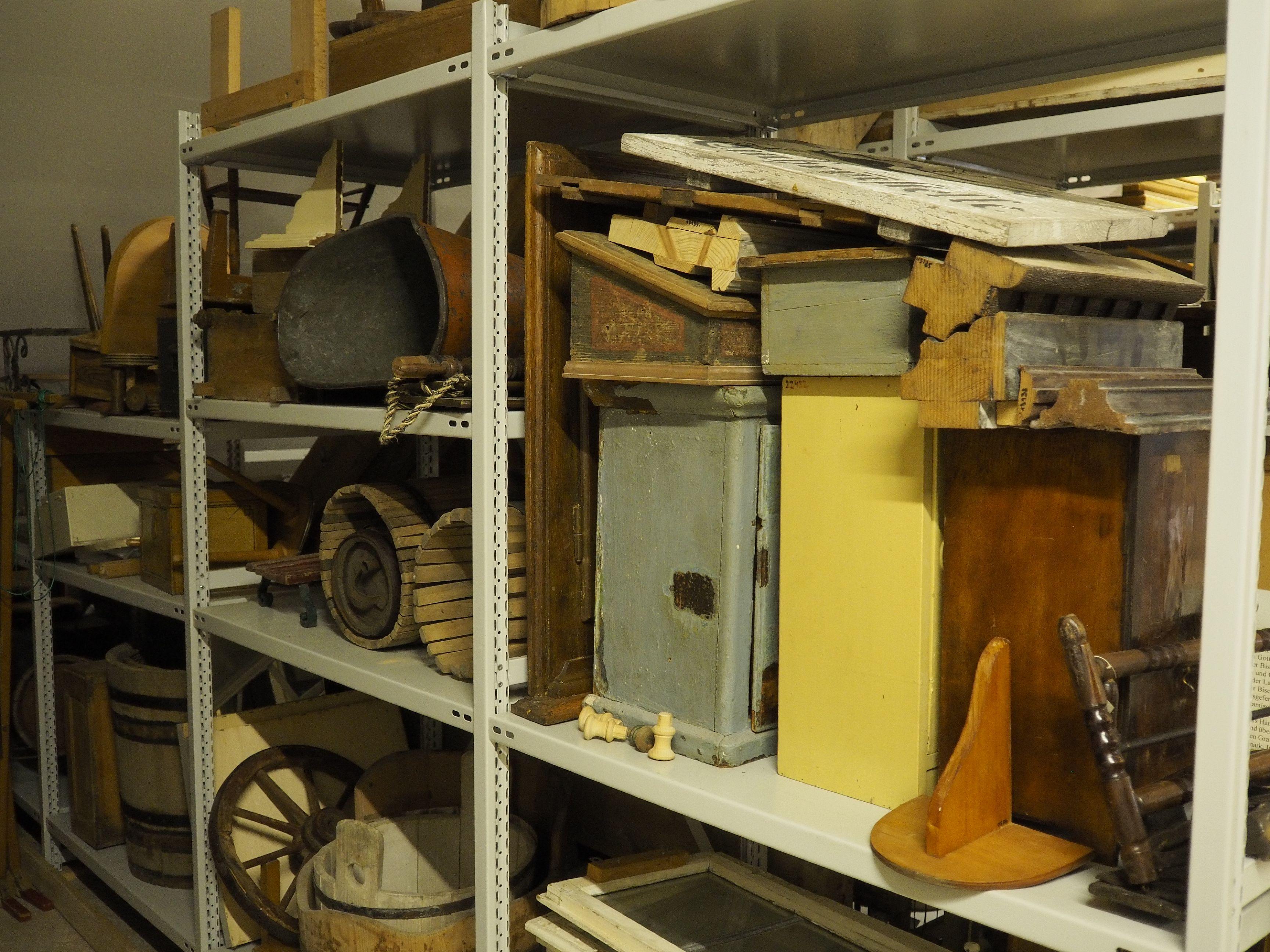 Das Depot des Treuchtlinger Volkskundemuseums beherbergt an die 25.000 Ausstellungsgegenstände von Alltagsdingen aus der Region. Wir haben einen Blick hinein geworfen. Bis Juni 2019 wurde das Depot fleißig umgebaut.