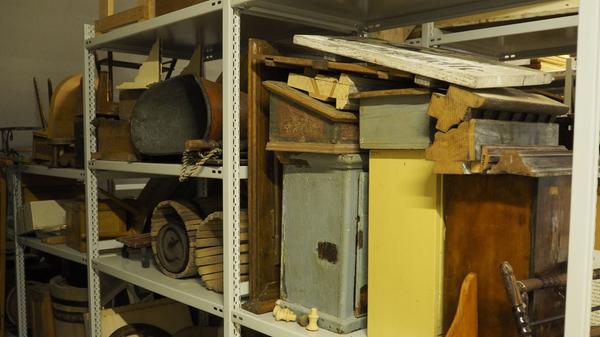 Das Depot des Treuchtlinger Volkskundemuseums beherbergt an die 25.000 Ausstellungsgegenstände von Alltagsdingen aus der Region. Wir haben einen Blick hinein geworfen. Bis Juni 2019 wurde das Depot fleißig umgebaut.