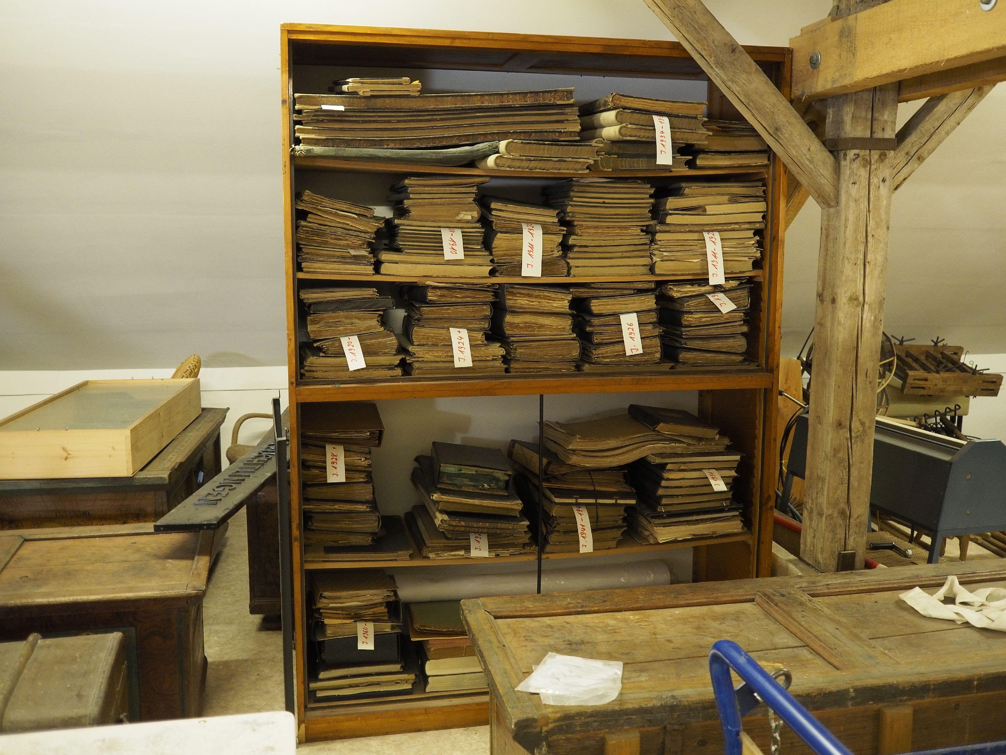 Das Depot des Treuchtlinger Volkskundemuseums beherbergt an die 25.000 Ausstellungsgegenstände von Alltagsdingen aus der Region. Wir haben einen Blick hinein geworfen. Bis Juni 2019 wurde das Depot fleißig umgebaut.Hier ist ein dunkles Kapitel der Treuchtlinger Geschichte zu sehen: die Akten über die Judenverfolgung unter den Nationalsozialisten.