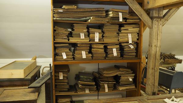 Das Depot des Treuchtlinger Volkskundemuseums beherbergt an die 25.000 Ausstellungsgegenstände von Alltagsdingen aus der Region. Wir haben einen Blick hinein geworfen. Bis Juni 2019 wurde das Depot fleißig umgebaut.Hier ist ein dunkles Kapitel der Treuchtlinger Geschichte zu sehen: die Akten über die Judenverfolgung unter den Nationalsozialisten.