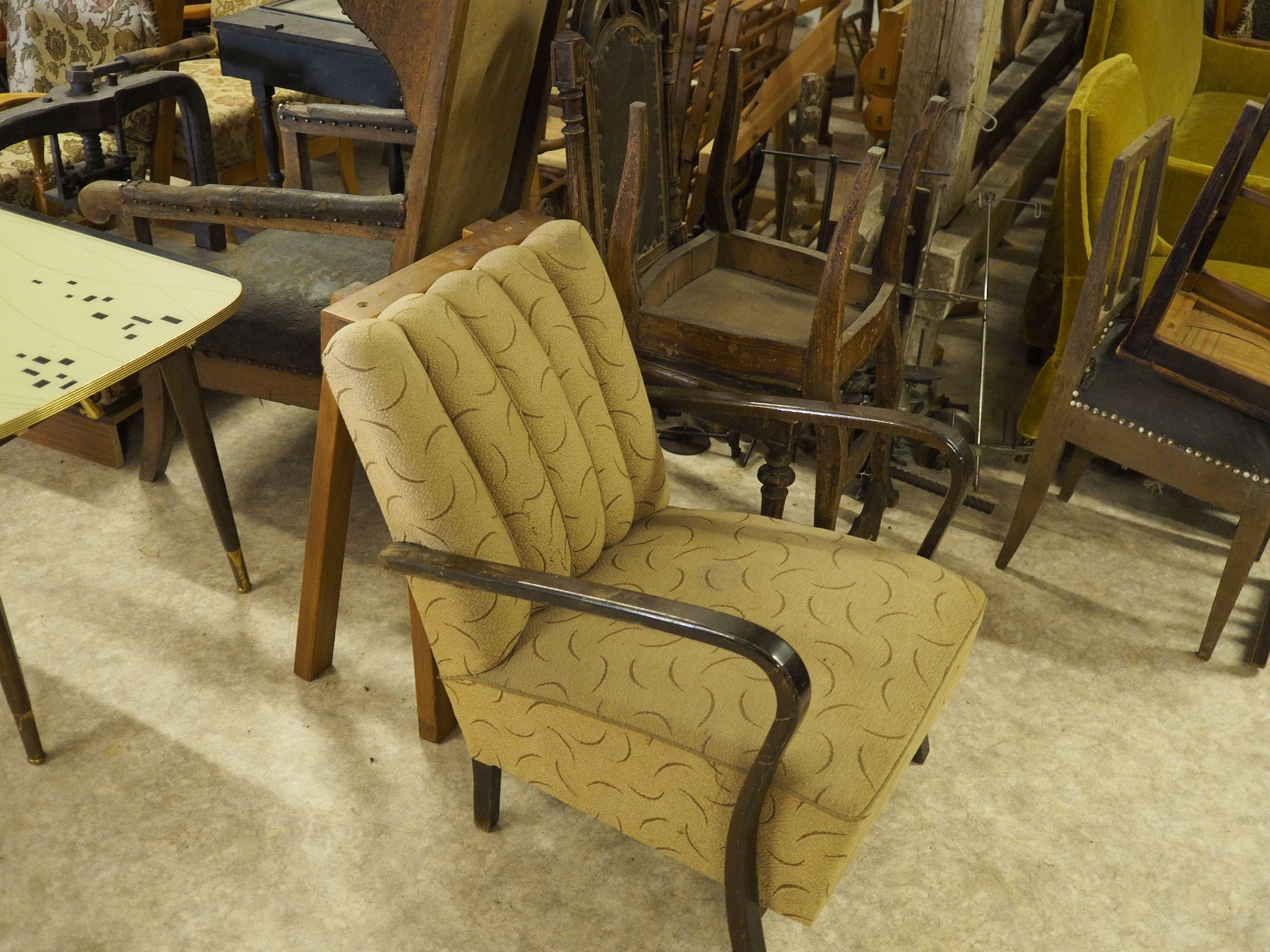 Das Depot des Treuchtlinger Volkskundemuseums beherbergt an die 25.000 Ausstellungsgegenstände von Alltagsdingen aus der Region. Wir haben einen Blick hinein geworfen - hier alte Sitzmöbel.