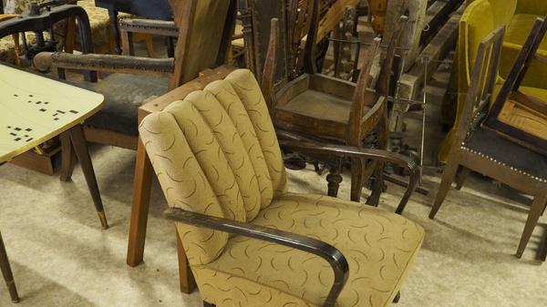 Das Depot des Treuchtlinger Volkskundemuseums beherbergt an die 25.000 Ausstellungsgegenstände von Alltagsdingen aus der Region. Wir haben einen Blick hinein geworfen - hier alte Sitzmöbel.