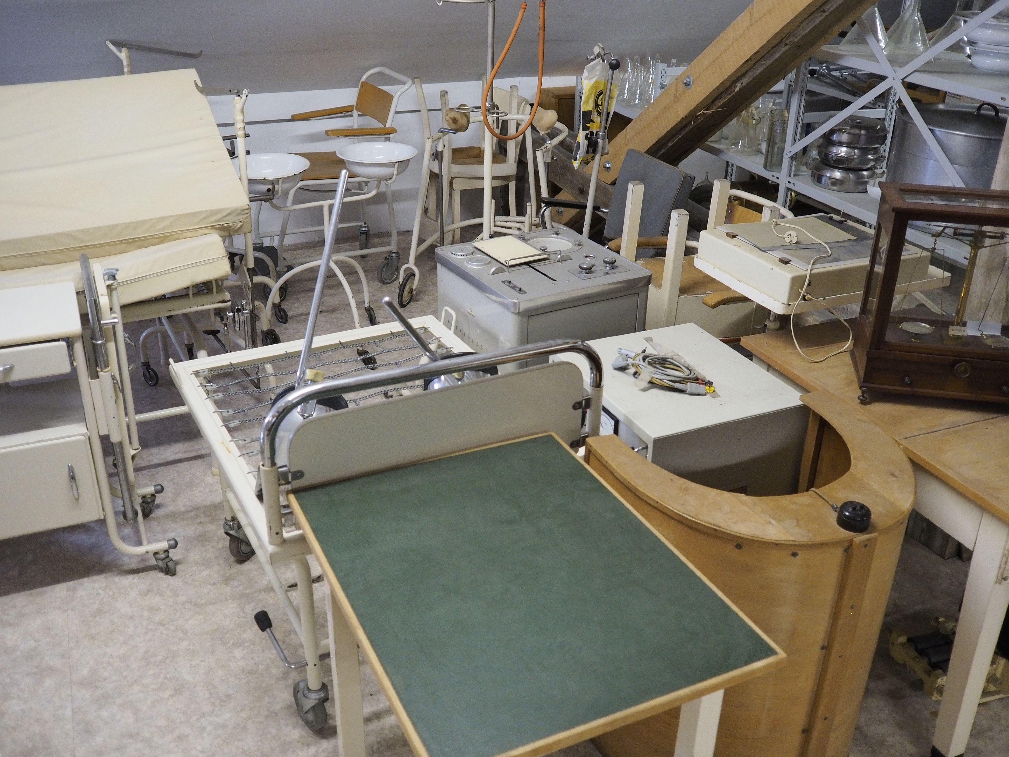 Das Depot des Treuchtlinger Volkskundemuseums beherbergt an die 25.000 Ausstellungsgegenstände von Alltagsdingen aus der Region. Wir haben einen Blick hinein geworfen - hier Inventar aus dem ehemaligen Stadtkrankenhaus.