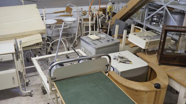 Das Depot des Treuchtlinger Volkskundemuseums beherbergt an die 25.000 Ausstellungsgegenstände von Alltagsdingen aus der Region. Wir haben einen Blick hinein geworfen - hier Inventar aus dem ehemaligen Stadtkrankenhaus.