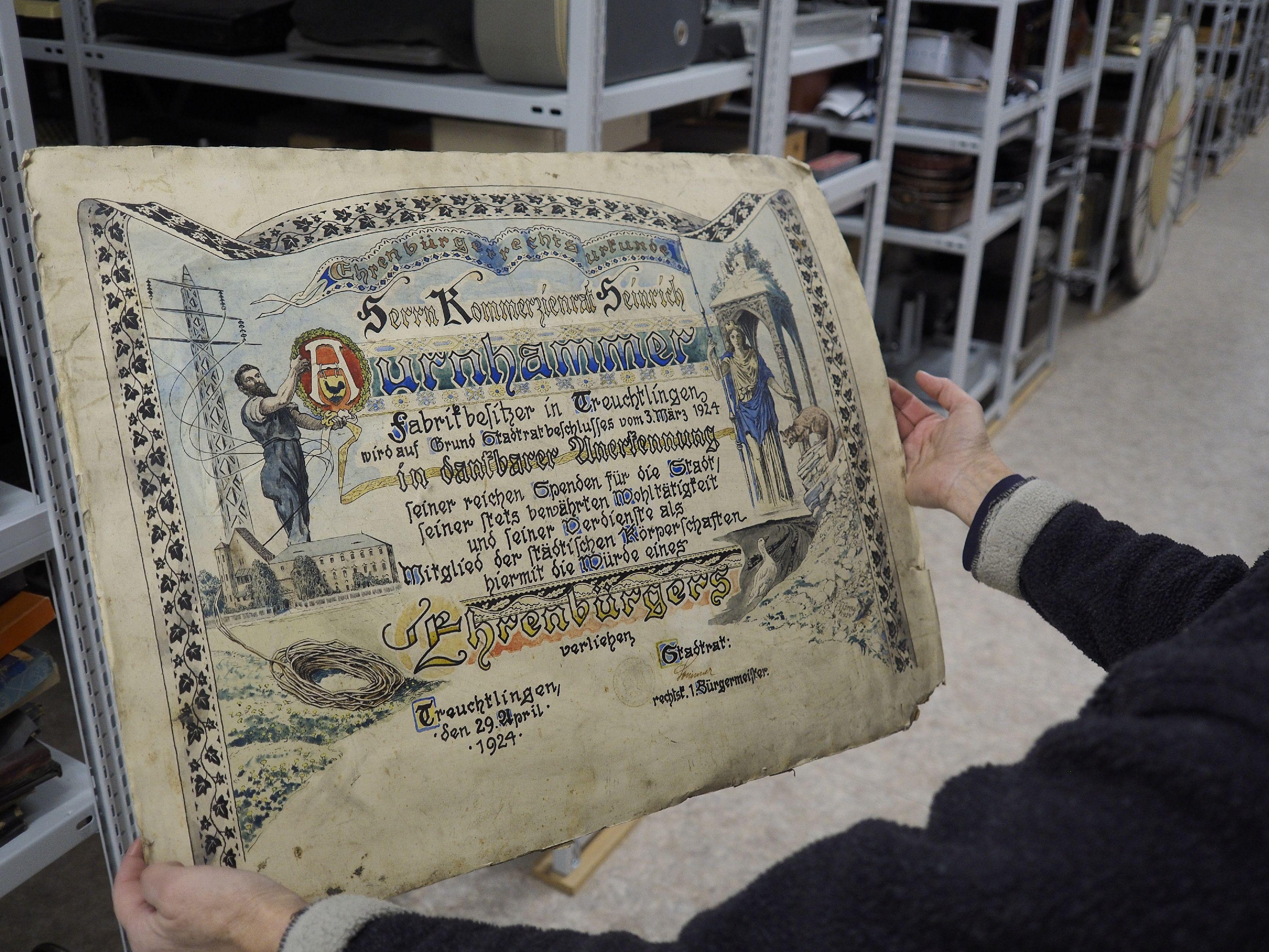 Das Depot des Treuchtlinger Volkskundemuseums beherbergt an die 25.000 Ausstellungsgegenstände von Alltagsdingen aus der Region. Wir haben einen Blick hinein geworfen - hier die Ehrenbürger-Urkunde von Heinrich Aurnhammer.