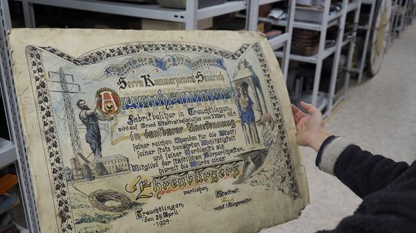 Das Depot des Treuchtlinger Volkskundemuseums beherbergt an die 25.000 Ausstellungsgegenstände von Alltagsdingen aus der Region. Wir haben einen Blick hinein geworfen - hier die Ehrenbürger-Urkunde von Heinrich Aurnhammer.