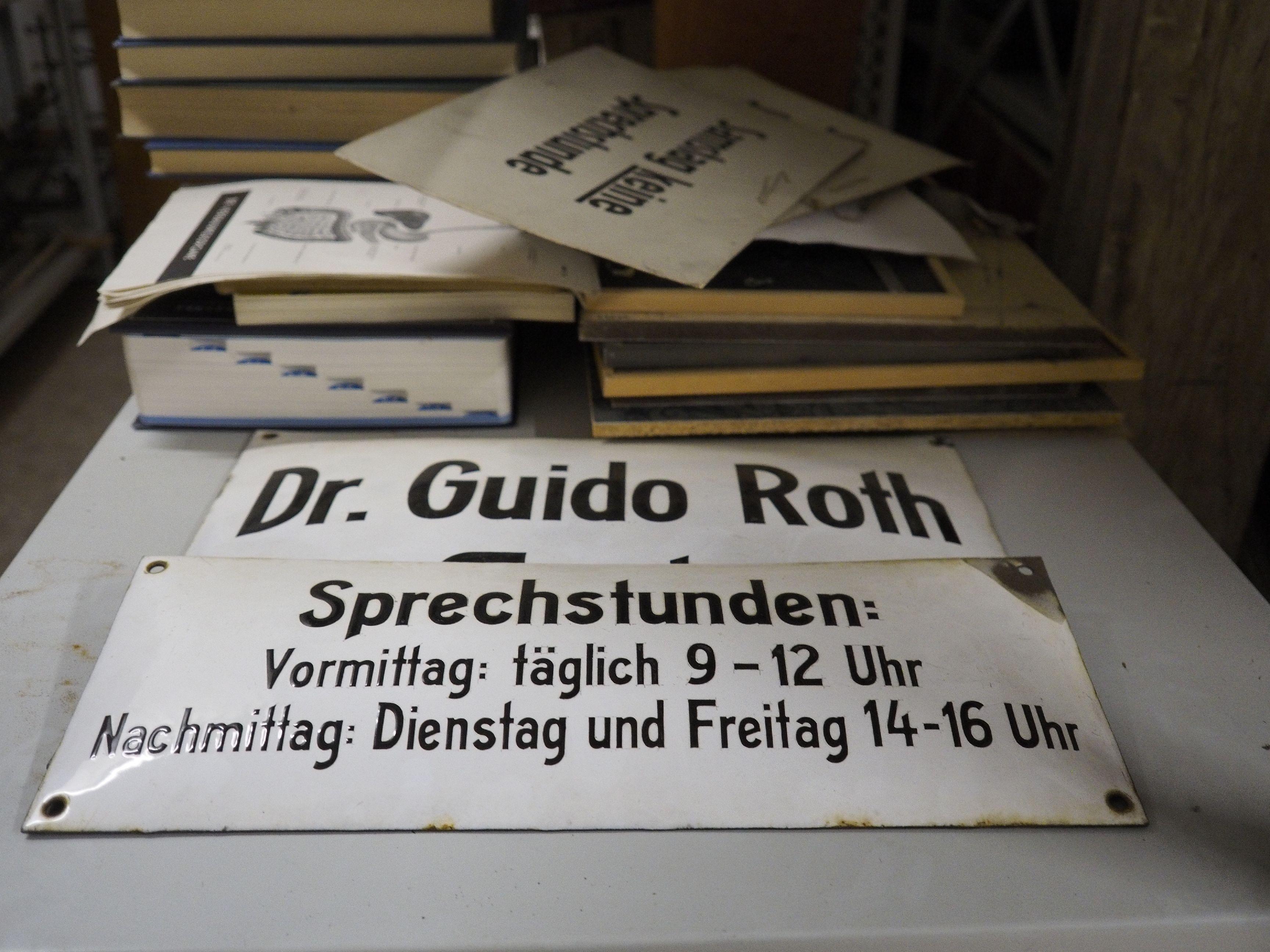 Das Depot des Treuchtlinger Volkskundemuseums beherbergt an die 25.000 Ausstellungsgegenstände von Alltagsdingen aus der Region. Wir haben einen Blick hinein geworfen - hier das alte Praxisschild von Dr. Guido Roth.
