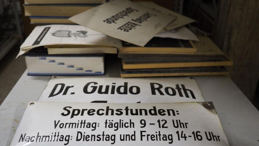 Das Depot des Treuchtlinger Volkskundemuseums beherbergt an die 25.000 Ausstellungsgegenstände von Alltagsdingen aus der Region. Wir haben einen Blick hinein geworfen - hier das alte Praxisschild von Dr. Guido Roth.