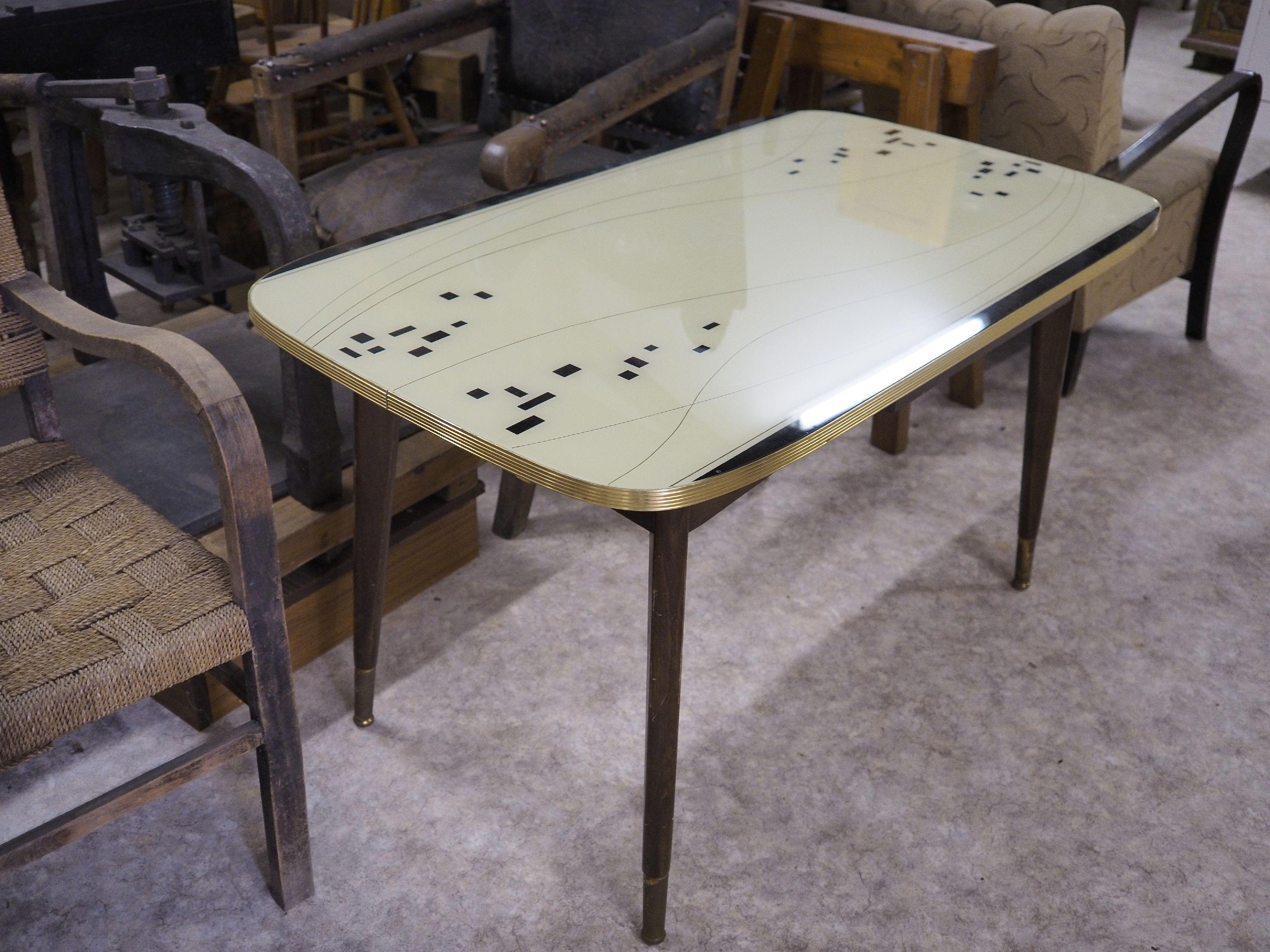 Das Depot des Treuchtlinger Volkskundemuseums beherbergt an die 25.000 Ausstellungsgegenstände von Alltagsdingen aus der Region. Wir haben einen Blick hinein geworfen - hier ein alter Tisch und Sitzmöbel.