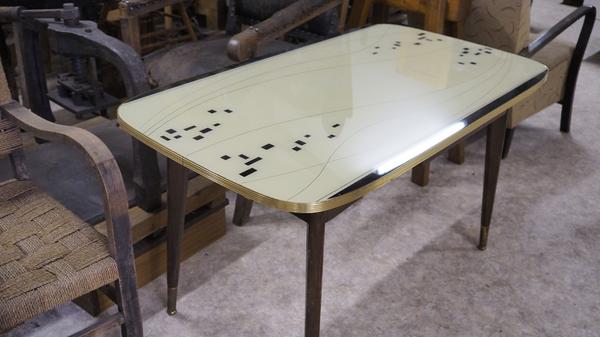 Das Depot des Treuchtlinger Volkskundemuseums beherbergt an die 25.000 Ausstellungsgegenstände von Alltagsdingen aus der Region. Wir haben einen Blick hinein geworfen - hier ein alter Tisch und Sitzmöbel.