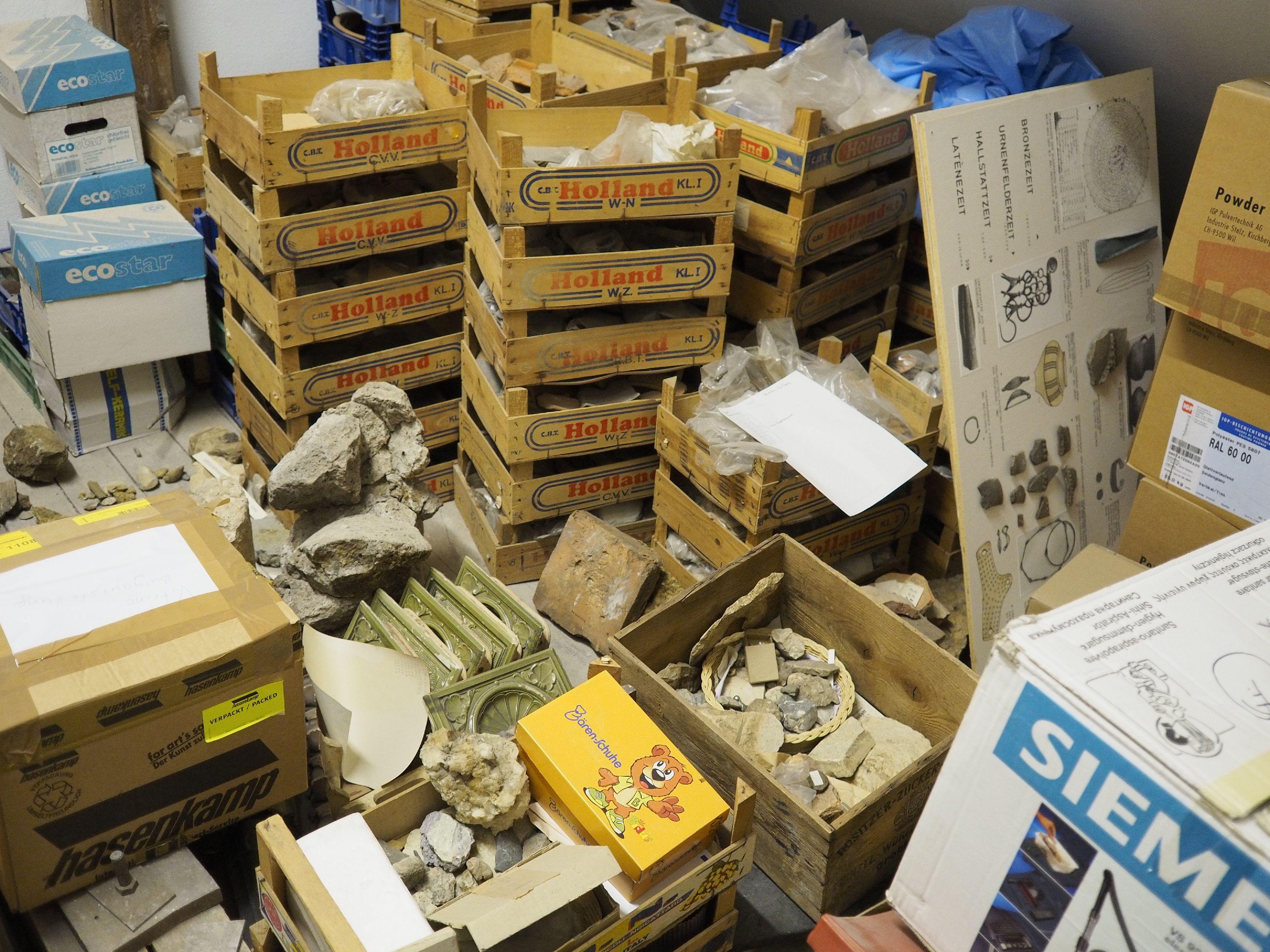 Das Depot des Treuchtlinger Volkskundemuseums beherbergt an die 25.000 Ausstellungsgegenstände von Alltagsdingen aus der Region. Wir haben einen Blick hinein geworfen - hier Gegenstände von den Ausgrabungen auf der Treuchtlinger Burgruine.