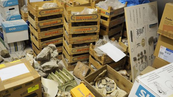 Das Depot des Treuchtlinger Volkskundemuseums beherbergt an die 25.000 Ausstellungsgegenstände von Alltagsdingen aus der Region. Wir haben einen Blick hinein geworfen - hier Gegenstände von den Ausgrabungen auf der Treuchtlinger Burgruine.