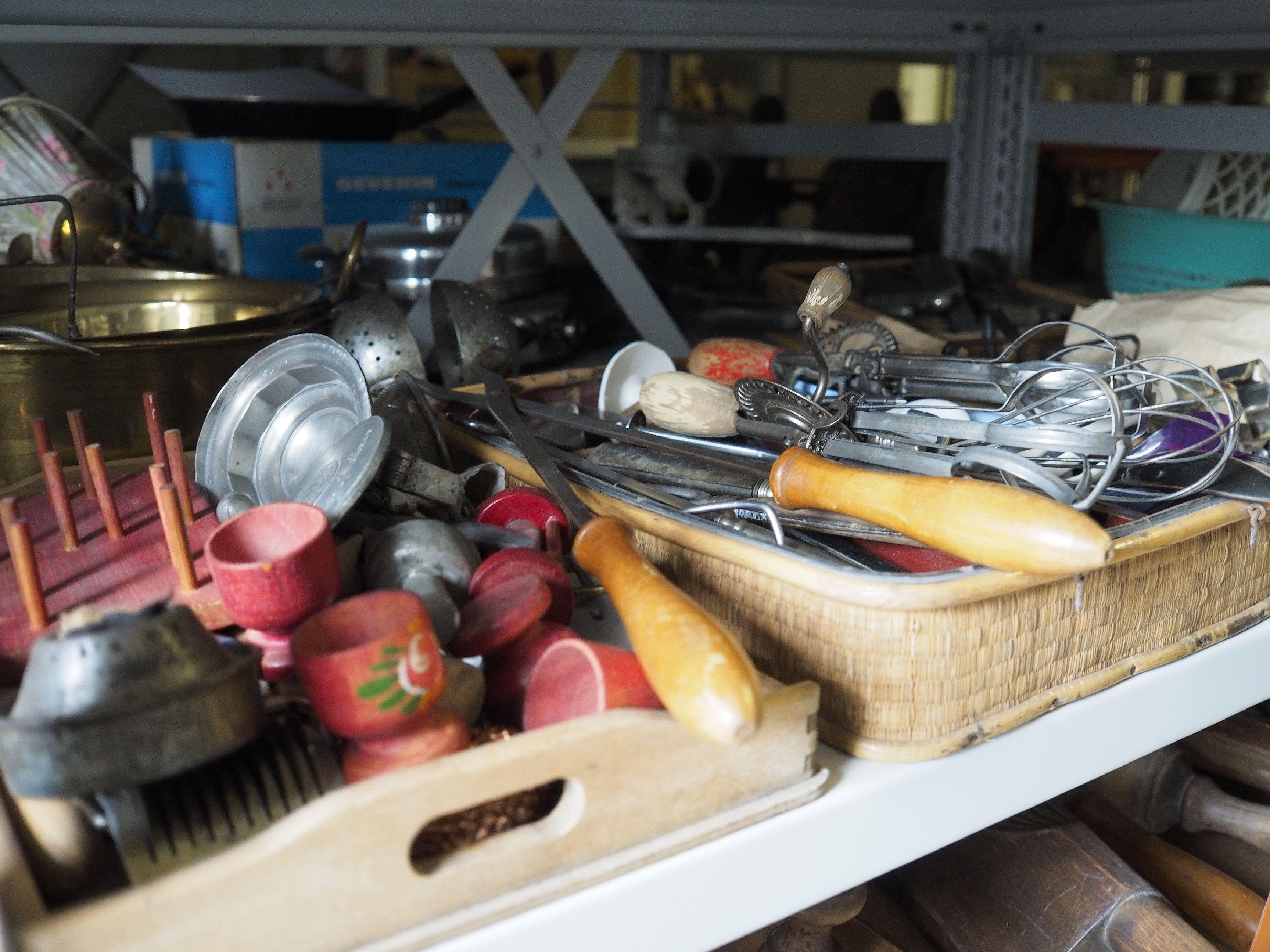 Das Depot des Treuchtlinger Volkskundemuseums beherbergt an die 25.000 Ausstellungsgegenstände von Alltagsdingen aus der Region. Wir haben einen Blick hinein geworfen - hier diverse Haushaltsgegenstände.
