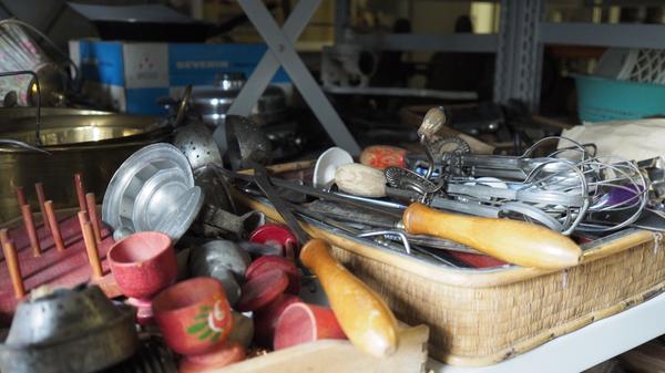 Das Depot des Treuchtlinger Volkskundemuseums beherbergt an die 25.000 Ausstellungsgegenstände von Alltagsdingen aus der Region. Wir haben einen Blick hinein geworfen - hier diverse Haushaltsgegenstände.