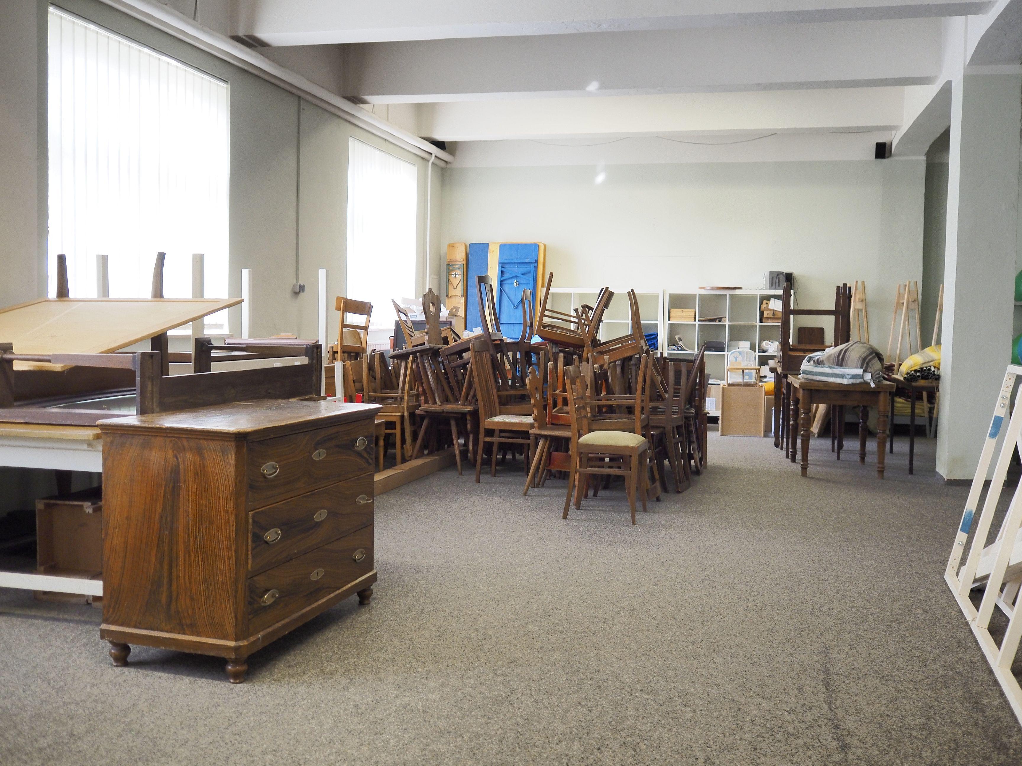 Das Depot des Treuchtlinger Volkskundemuseums beherbergt an die 25.000 Ausstellungsgegenstände von Alltagsdingen aus der Region. Wir haben einen Blick hinein geworfen - hier historische Kommoden.