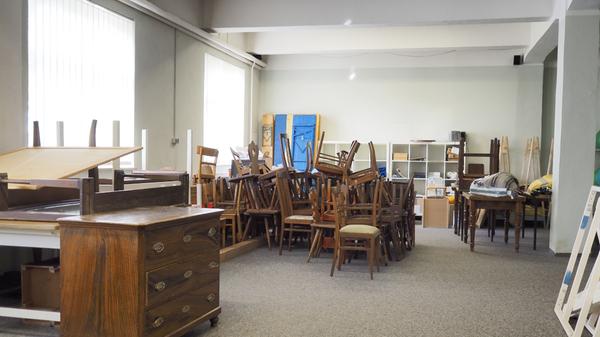 Das Depot des Treuchtlinger Volkskundemuseums beherbergt an die 25.000 Ausstellungsgegenstände von Alltagsdingen aus der Region. Wir haben einen Blick hinein geworfen - hier historische Kommoden.