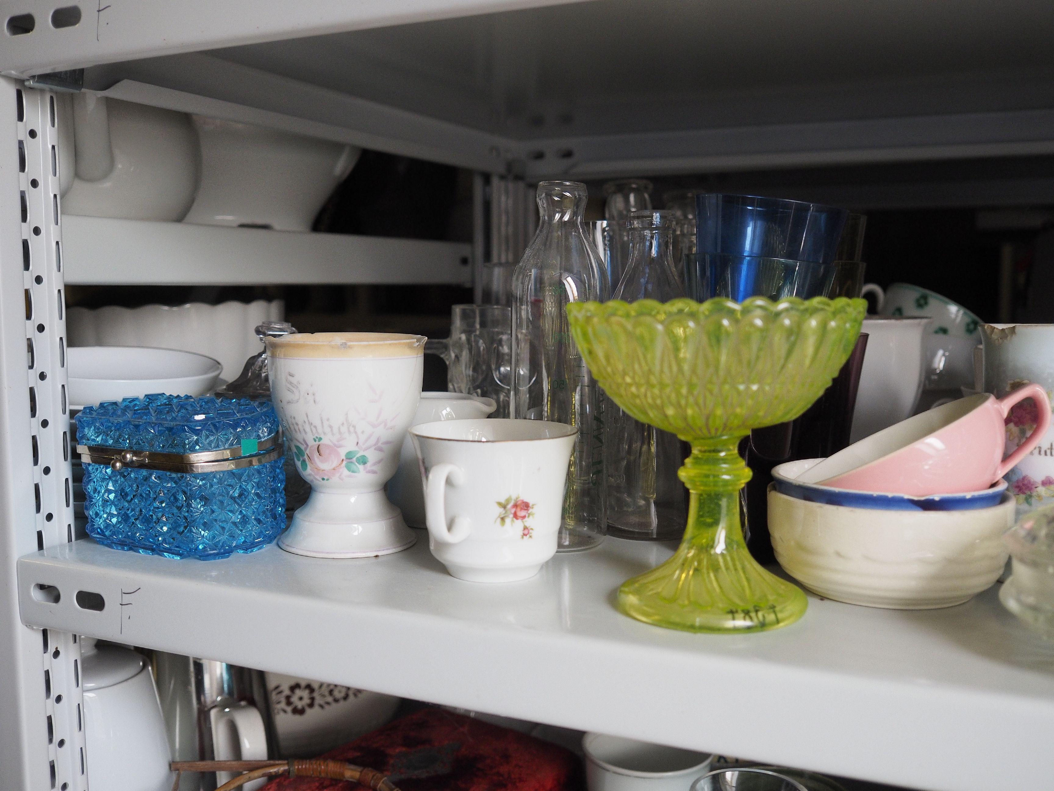 Das Depot des Treuchtlinger Volkskundemuseums beherbergt an die 25.000 Ausstellungsgegenstände von Alltagsdingen aus der Region. Wir haben einen Blick hinein geworfen - hier Vasen und Geschirr.