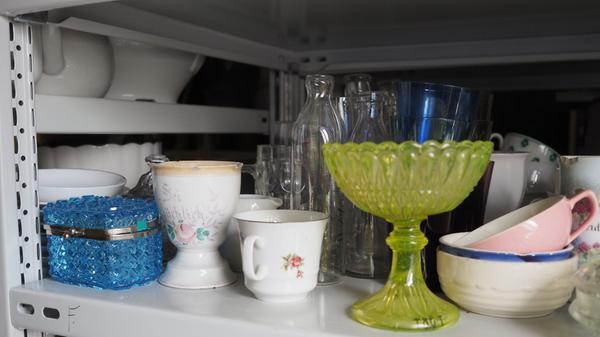 Das Depot des Treuchtlinger Volkskundemuseums beherbergt an die 25.000 Ausstellungsgegenstände von Alltagsdingen aus der Region. Wir haben einen Blick hinein geworfen - hier Vasen und Geschirr.