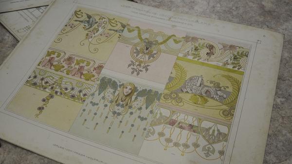 Das Depot des Treuchtlinger Volkskundemuseums beherbergt an die 25.000 Ausstellungsgegenstände von Alltagsdingen aus der Region. Wir haben einen Blick hinein geworfen - hier Muster des Malers Fuchs für ein Treppenhaus um das Jahr 1910.