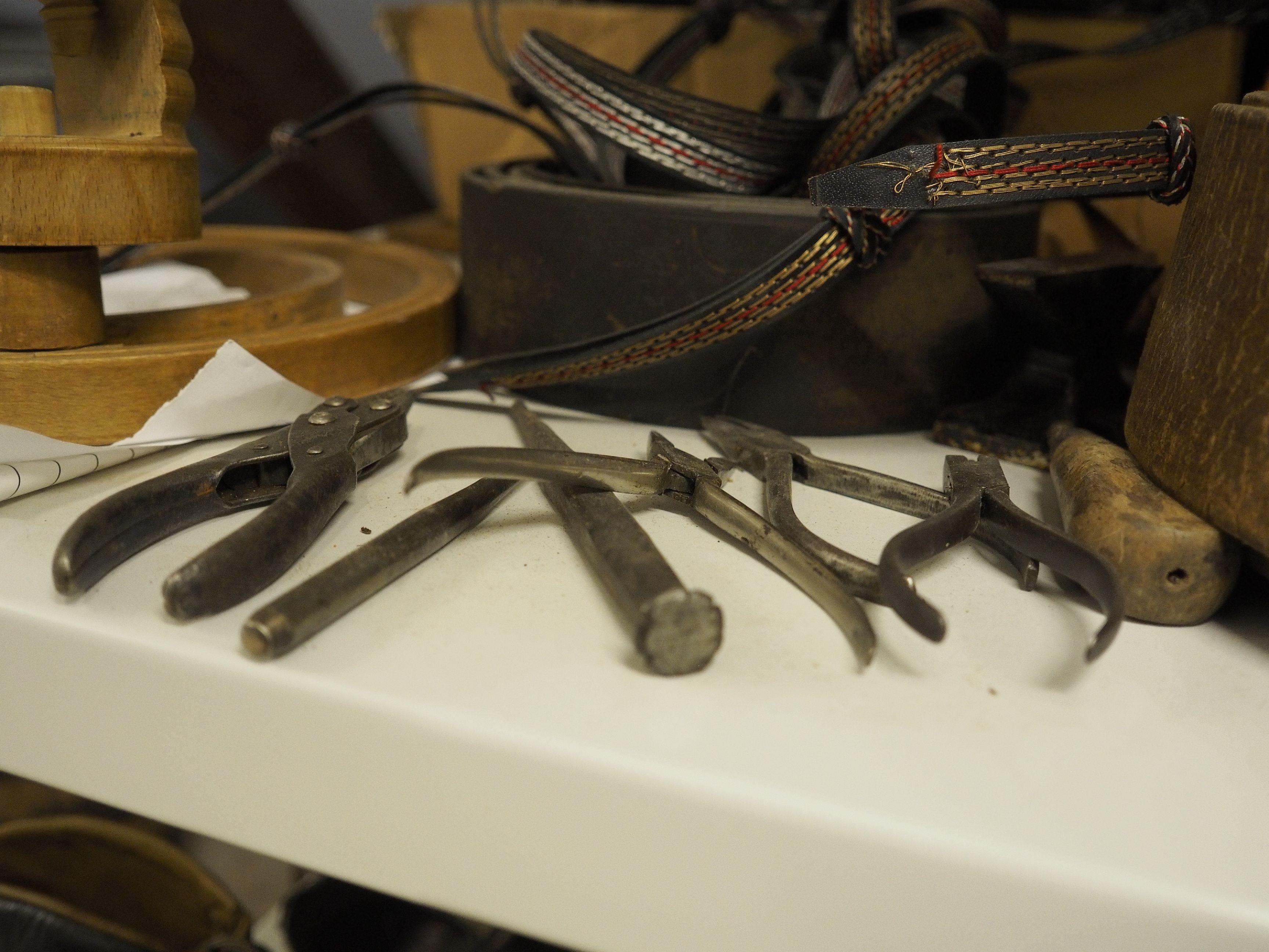 Das Depot des Treuchtlinger Volkskundemuseums beherbergt an die 25.000 Ausstellungsgegenstände von Alltagsdingen aus der Region. Wir haben einen Blick hinein geworfen - hier alte Zangen und anderes Werkzeug.