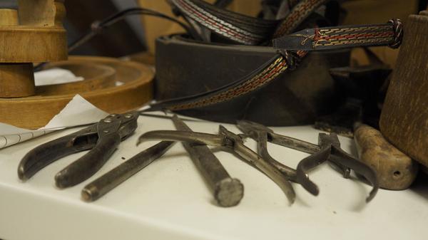 Das Depot des Treuchtlinger Volkskundemuseums beherbergt an die 25.000 Ausstellungsgegenstände von Alltagsdingen aus der Region. Wir haben einen Blick hinein geworfen - hier alte Zangen und anderes Werkzeug.