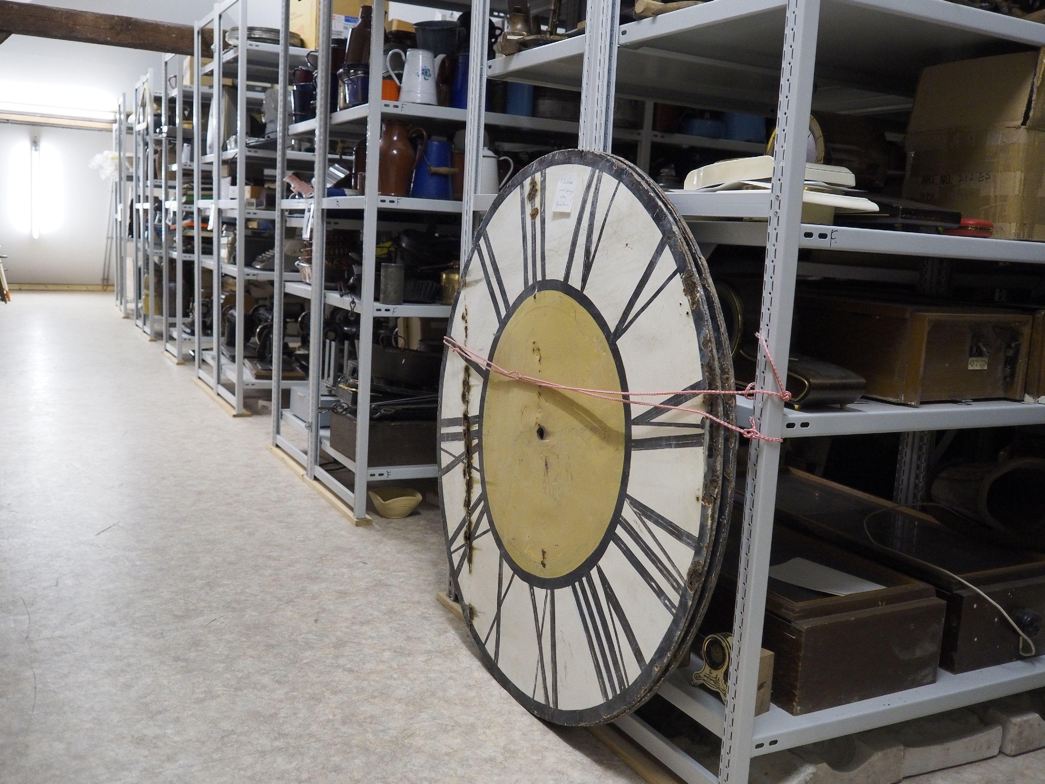 Das Depot des Treuchtlinger Volkskundemuseums beherbergt an die 25.000 Ausstellungsgegenstände von Alltagsdingen aus der Region. Wir haben einen Blick hinein geworfen - hier eine historische Turmuhr (einstiger Standort unbekannt).