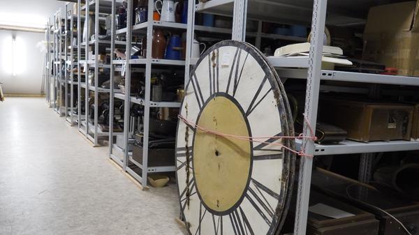 Das Depot des Treuchtlinger Volkskundemuseums beherbergt an die 25.000 Ausstellungsgegenstände von Alltagsdingen aus der Region. Wir haben einen Blick hinein geworfen - hier eine historische Turmuhr (einstiger Standort unbekannt).