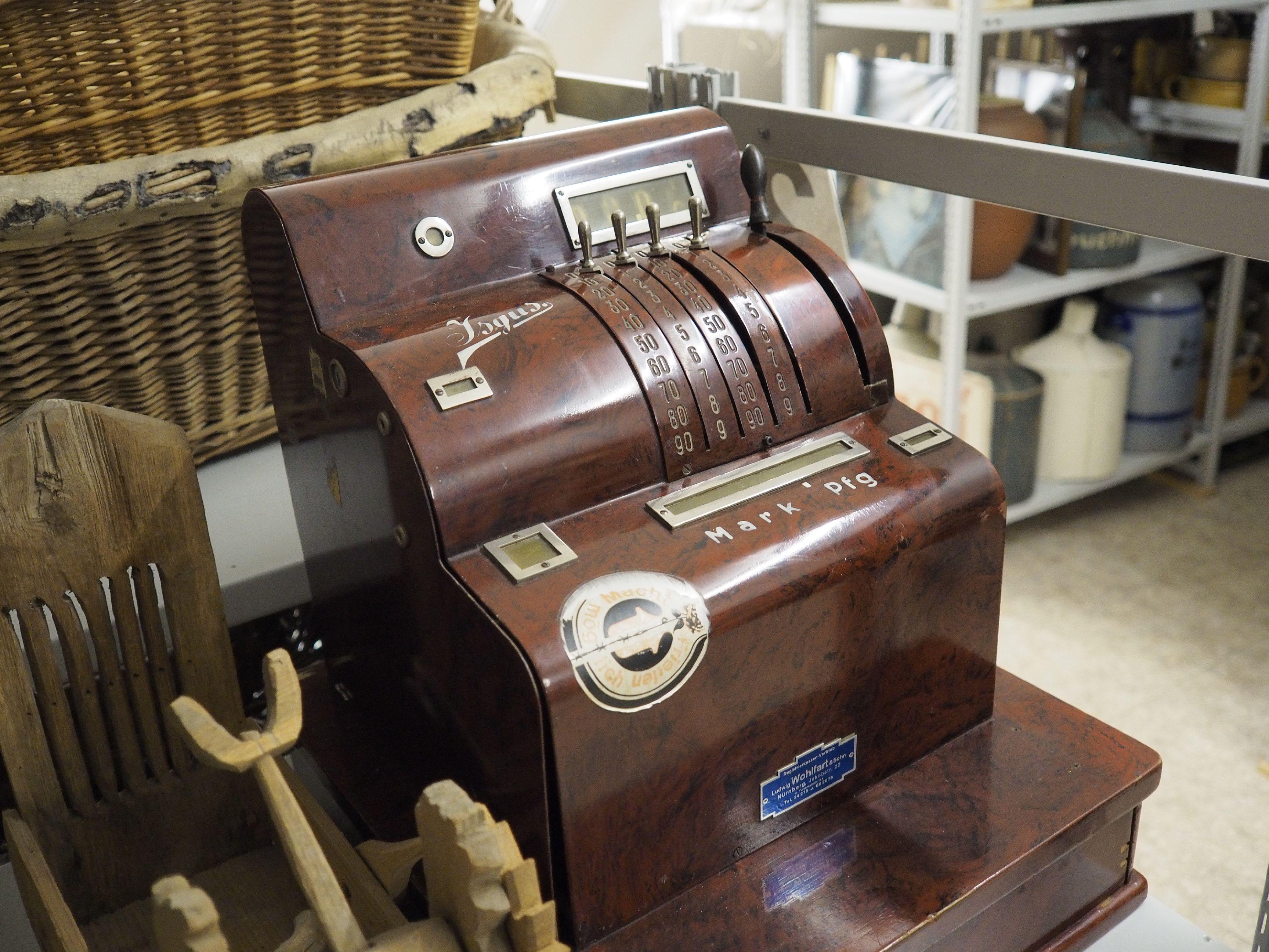 Das Depot des Treuchtlinger Volkskundemuseums beherbergt an die 25.000 Ausstellungsgegenstände von Alltagsdingen aus der Region. Wir haben einen Blick hinein geworfen - hier eine historische Registrierkasse.