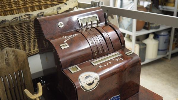 Das Depot des Treuchtlinger Volkskundemuseums beherbergt an die 25.000 Ausstellungsgegenstände von Alltagsdingen aus der Region. Wir haben einen Blick hinein geworfen - hier eine historische Registrierkasse.