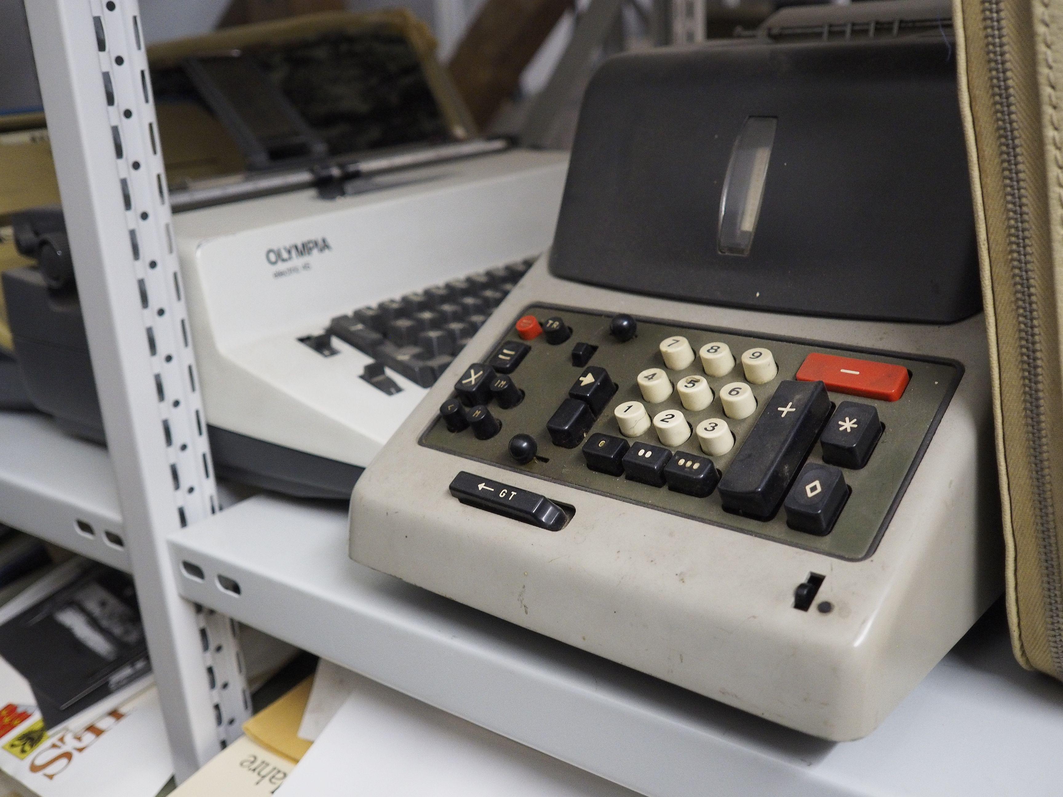 Das Depot des Treuchtlinger Volkskundemuseums beherbergt an die 25.000 Ausstellungsgegenstände von Alltagsdingen aus der Region. Wir haben einen Blick hinein geworfen - hier eine Schreib- und eine Rechenmaschine.