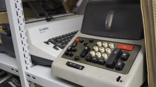 Das Depot des Treuchtlinger Volkskundemuseums beherbergt an die 25.000 Ausstellungsgegenstände von Alltagsdingen aus der Region. Wir haben einen Blick hinein geworfen - hier eine Schreib- und eine Rechenmaschine.