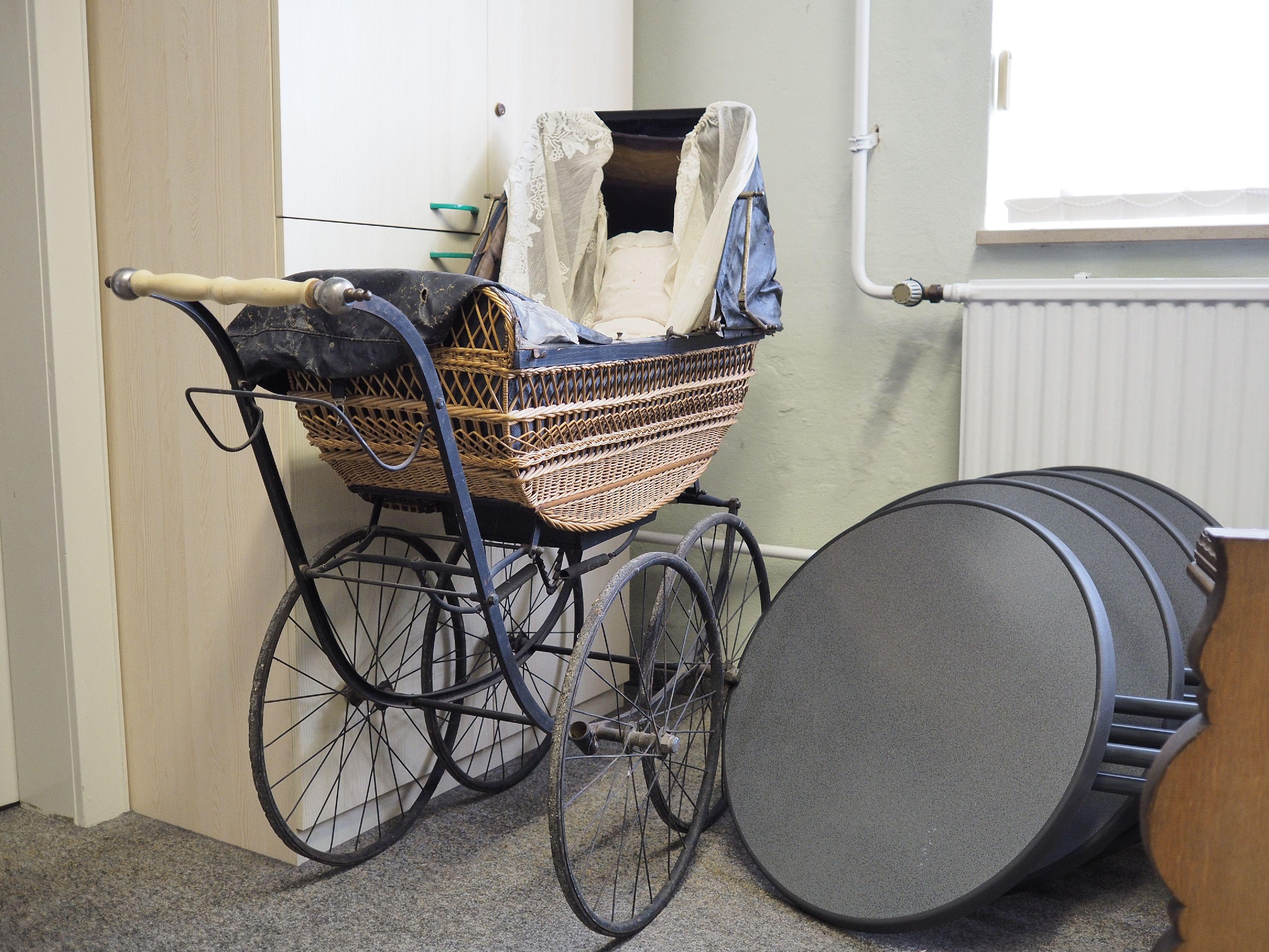 Das Depot des Treuchtlinger Volkskundemuseums beherbergt an die 25.000 Ausstellungsgegenstände von Alltagsdingen aus der Region. Wir haben einen Blick hinein geworfen - hier ein altertümlicher Kinderwagen.