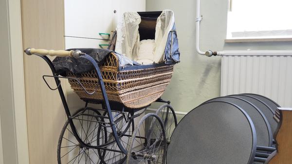 Das Depot des Treuchtlinger Volkskundemuseums beherbergt an die 25.000 Ausstellungsgegenstände von Alltagsdingen aus der Region. Wir haben einen Blick hinein geworfen - hier ein altertümlicher Kinderwagen.