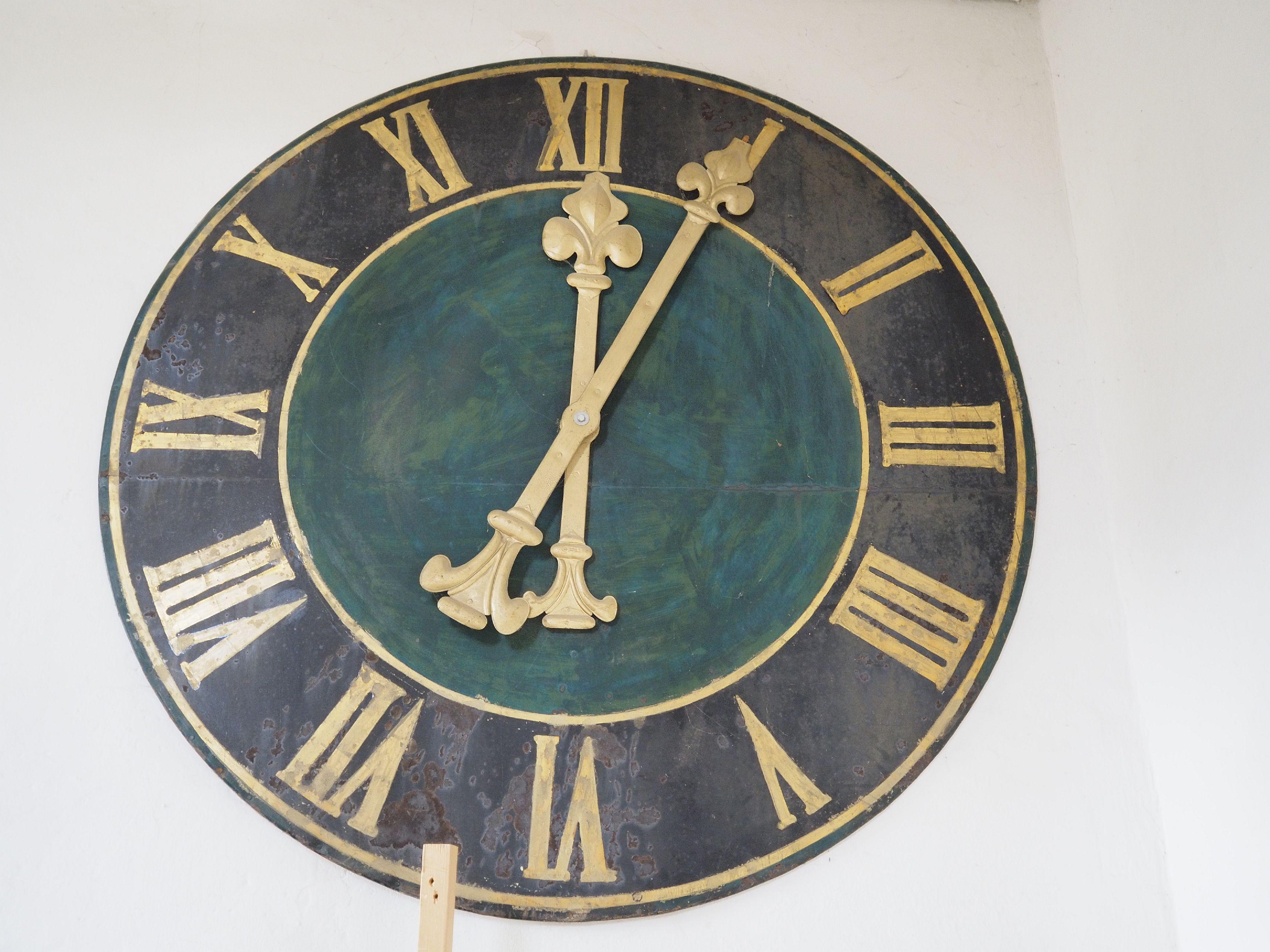 Das Depot des Treuchtlinger Volkskundemuseums beherbergt an die 25.000 Ausstellungsgegenstände von Alltagsdingen aus der Region. Wir haben einen Blick hinein geworfen - hier eine Kirchturmuhr unbekannten Ursprungs.