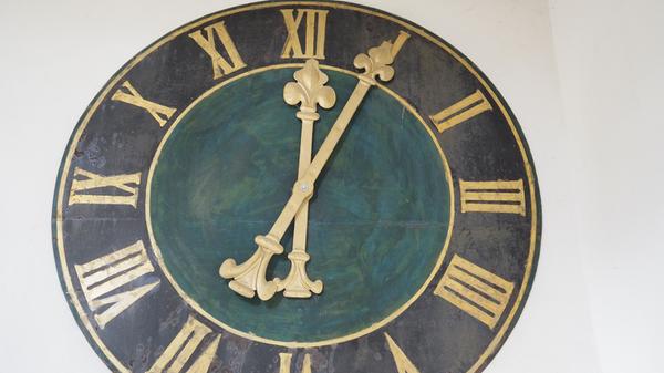 Das Depot des Treuchtlinger Volkskundemuseums beherbergt an die 25.000 Ausstellungsgegenstände von Alltagsdingen aus der Region. Wir haben einen Blick hinein geworfen - hier eine Kirchturmuhr unbekannten Ursprungs.