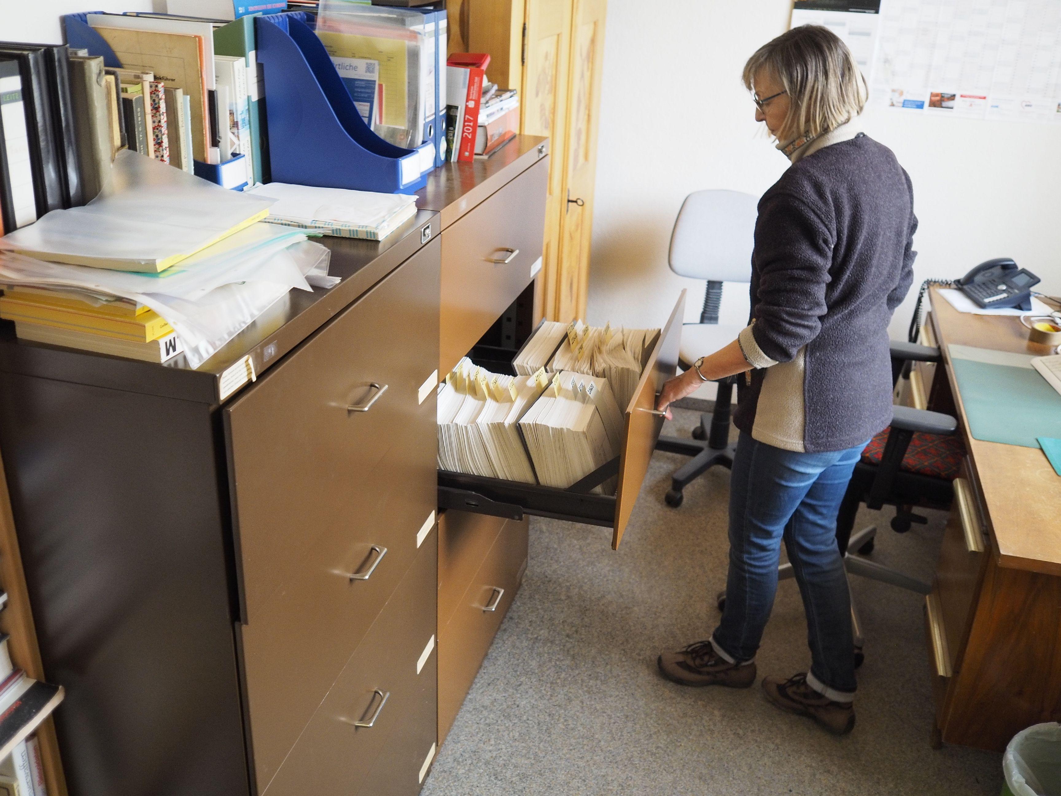 Das Depot des Treuchtlinger Volkskundemuseums beherbergt an die 25.000 Ausstellungsgegenstände von Alltagsdingen aus der Region. Wir haben einen Blick hinein geworfen - hier Museumsleiterin Dr. Marlit Bauch mit den Inventarlisten.