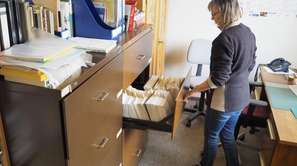 Das Depot des Treuchtlinger Volkskundemuseums beherbergt an die 25.000 Ausstellungsgegenstände von Alltagsdingen aus der Region. Wir haben einen Blick hinein geworfen - hier Museumsleiterin Dr. Marlit Bauch mit den Inventarlisten.