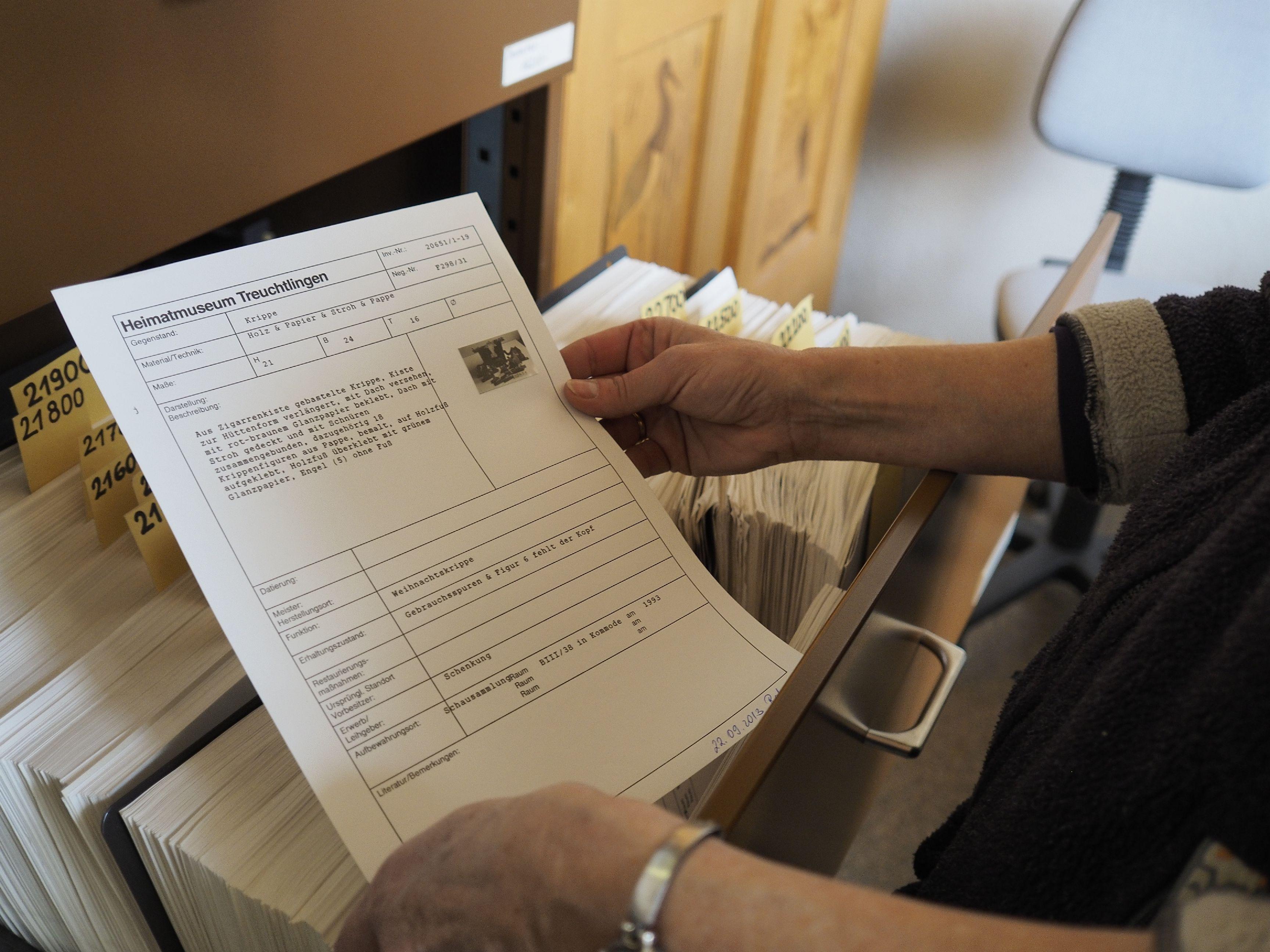 Das Depot des Treuchtlinger Volkskundemuseums beherbergt an die 25.000 Ausstellungsgegenstände von Alltagsdingen aus der Region. Wir haben einen Blick hinein geworfen - hier Museumsleiterin Dr. Marlit Bauch mit den Inventarlisten.