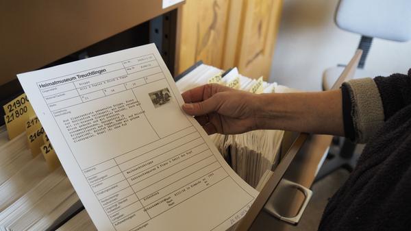 Das Depot des Treuchtlinger Volkskundemuseums beherbergt an die 25.000 Ausstellungsgegenstände von Alltagsdingen aus der Region. Wir haben einen Blick hinein geworfen - hier Museumsleiterin Dr. Marlit Bauch mit den Inventarlisten.