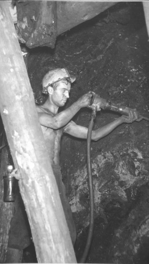 Schweißtreibende 40 Grad konnte es unter Tage haben, so dass viele Bergleute halbnackt arbeiteten.