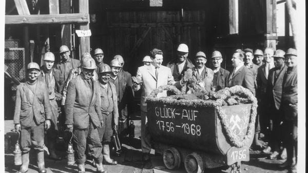 Am 31. März 1968 wurde die letzte Fuhre Stockheimer Steinkohle nach oben geholt, dann war endgültig Schicht im Schacht. Viele Bergleute kamen bei einer neu angesiedelten Tankbaufirma unter. Manch ein Einheimischer war auch ganz froh über das Aus: Endlich waren Straßen und Häuser nicht mehr dreckig und dunkelgrau, endlich konnte man die Wäsche wieder in den Garten hängen.